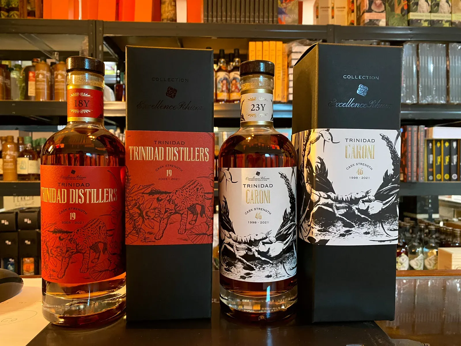 Bouteille de Caroni avec son étui d'origine