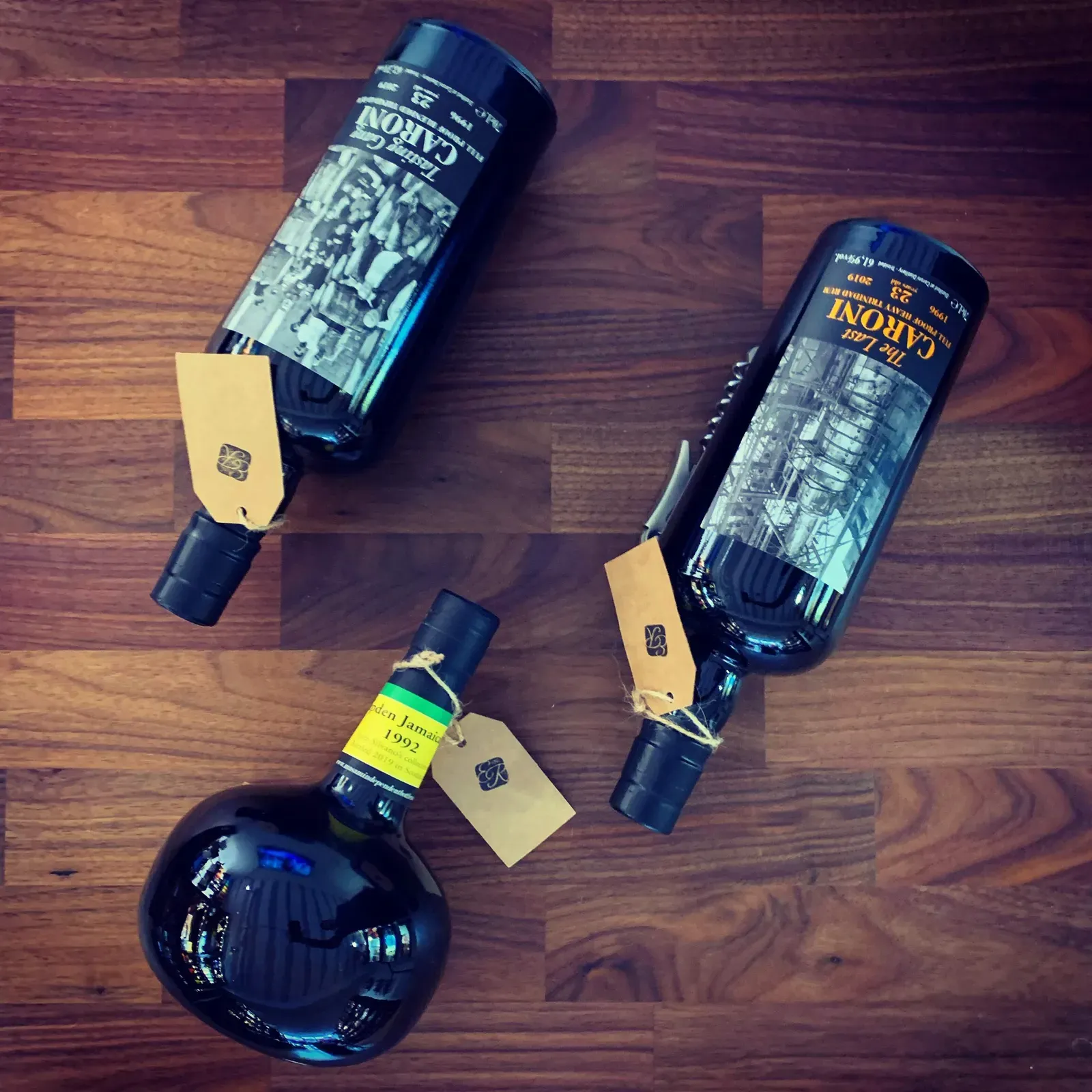 Plusieurs bouteilles de Caroni embouteillées par Velier