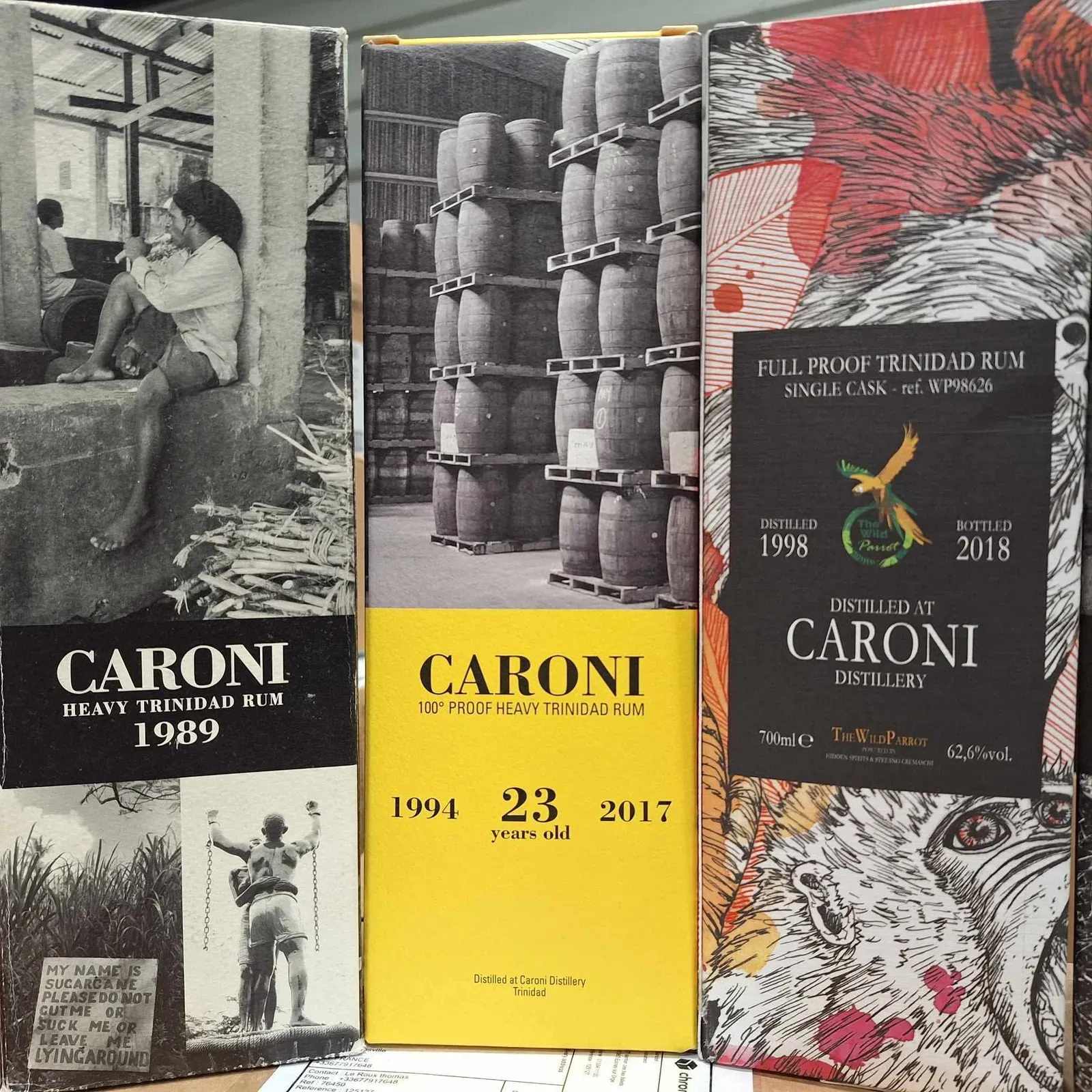 Plusieurs coffrets de Caroni empilés