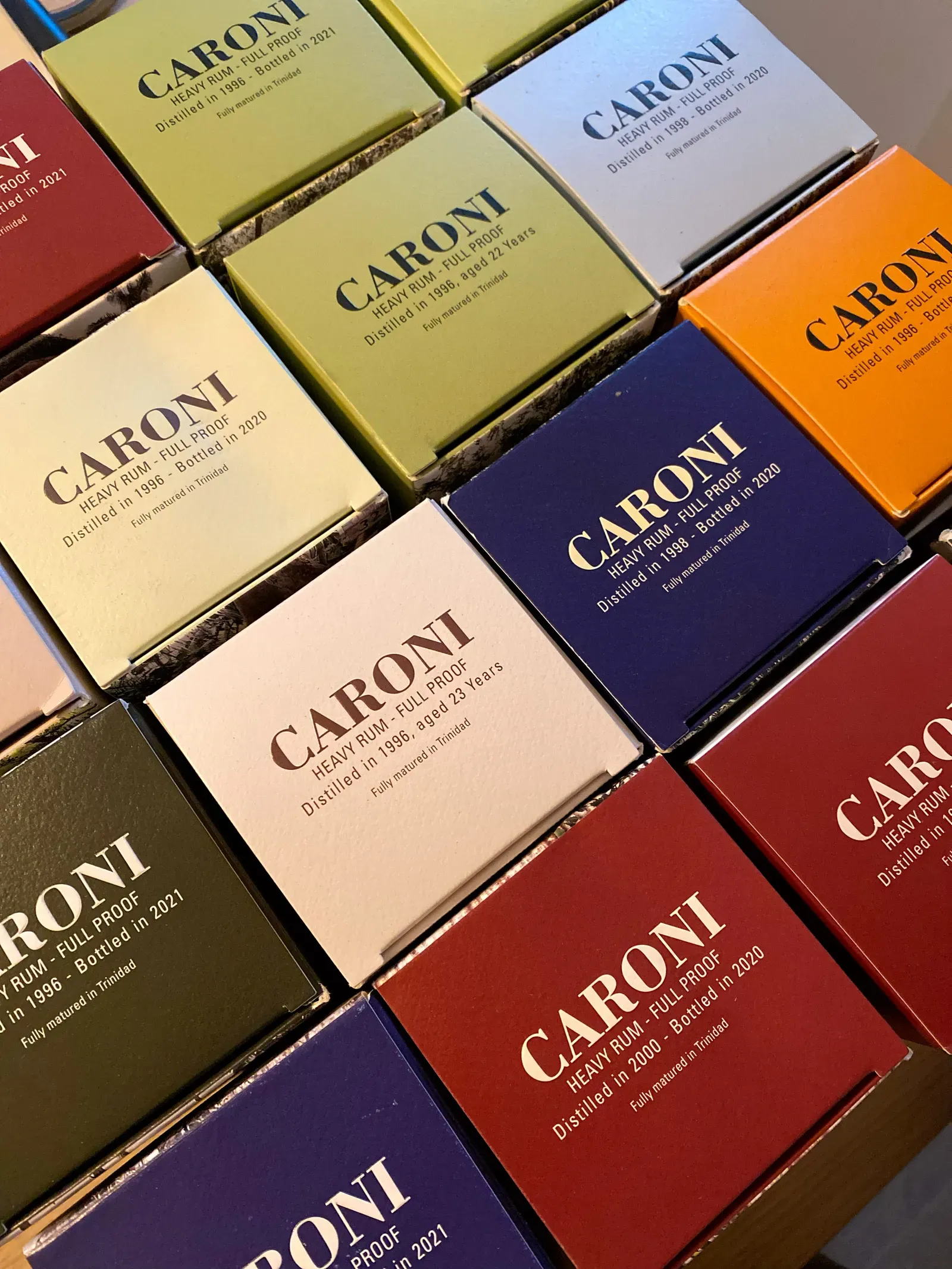 Coffrets Caroni Velier empilés