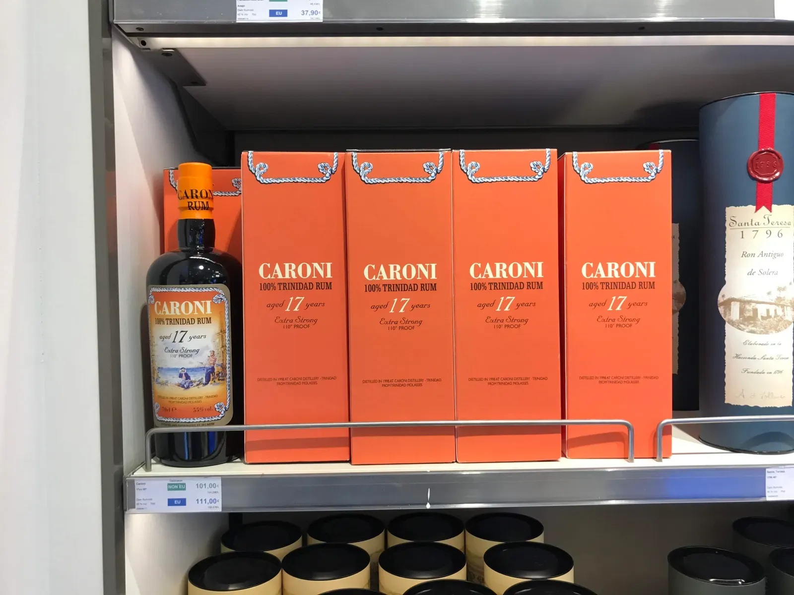 Caroni 17 ans, bouteille photographiée à Nice