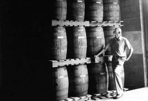 Un ancien ouvrier de Caroni photographié près des fûts