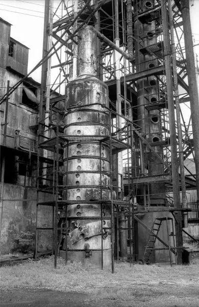 L'imposante colonne de distillation Caroni, désaffectée et rouillée