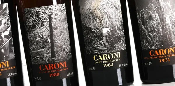 La gamme Caroni Velier dans son flacon noir iconique, plusieurs bouteilles alignées